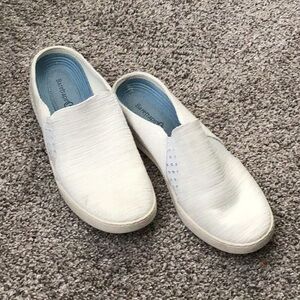 Baretraps White Slip-On Shoes, size 7M